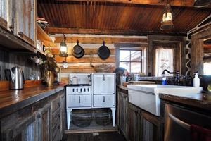 Alquiler Vacacional - Unique 40 AC Horse Friendly Ranch Renovated 1850 Miners Cabin w/3000 SF Addition