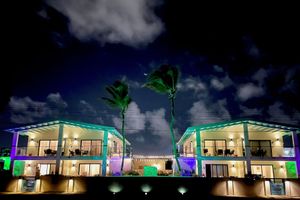 Alquiler Vacacional - Oceanfront 1BDRCondo: 2x Queen-Beds|Pool|Full-Kitchen|SofaBed|Mini-Beach|Dock