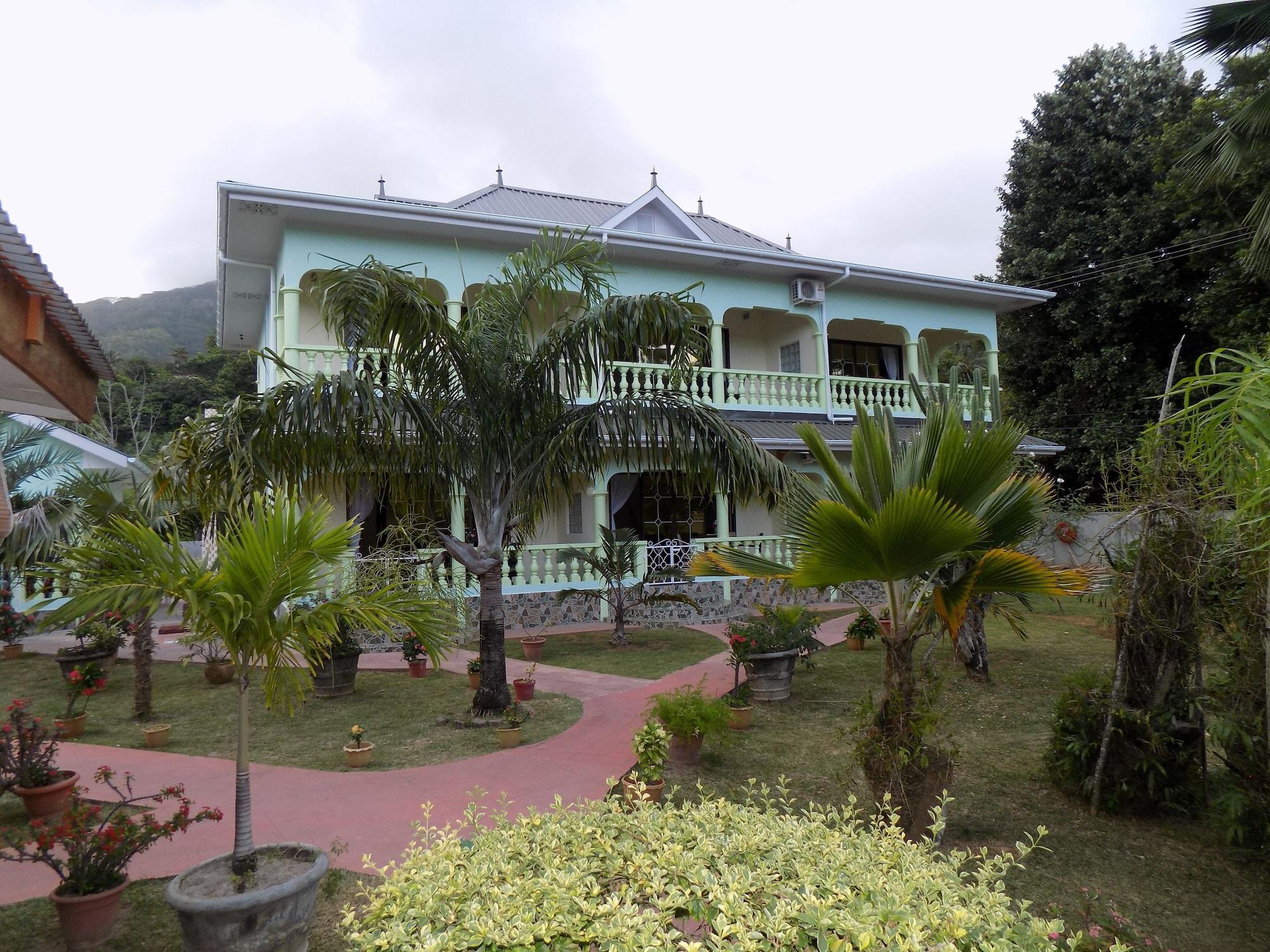 Varios Green Palm Self Catering and Chalets