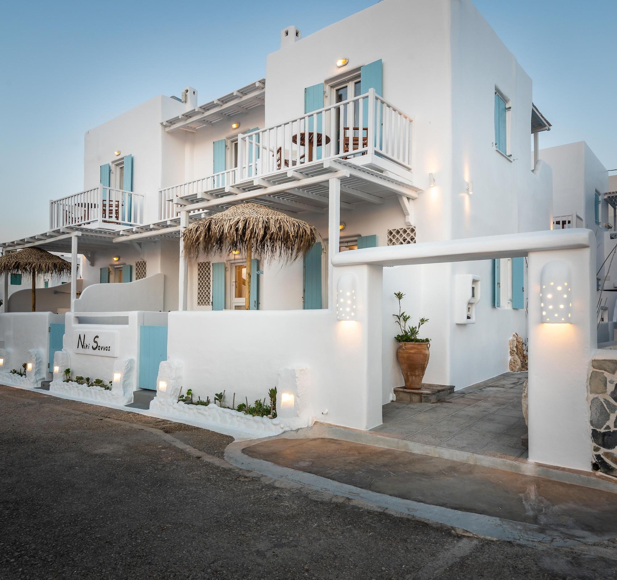 Vista Exterior Niki Savvas Studio & Suites