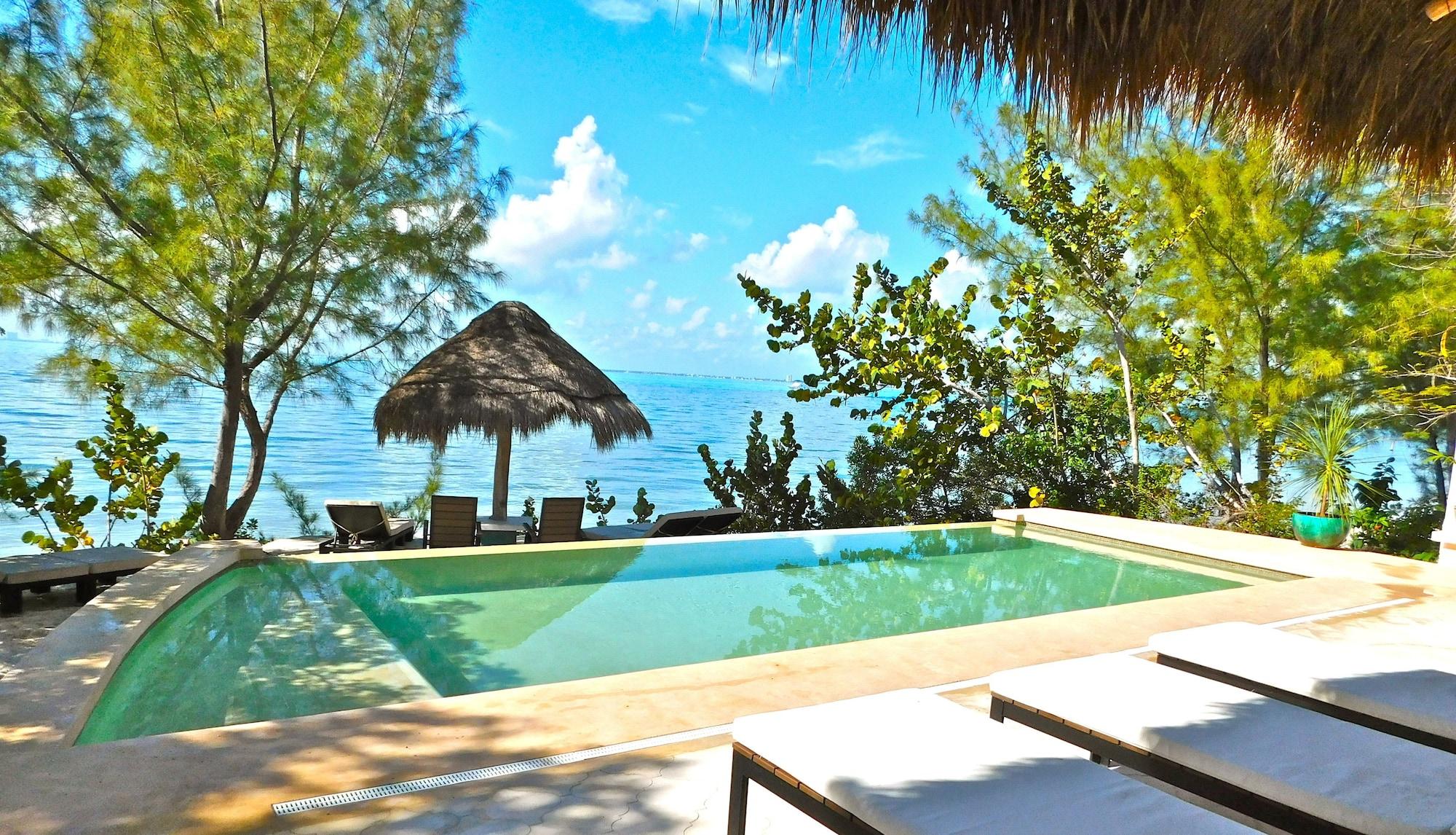 Vista Piscina Villa Encantada by Coco B Isla
