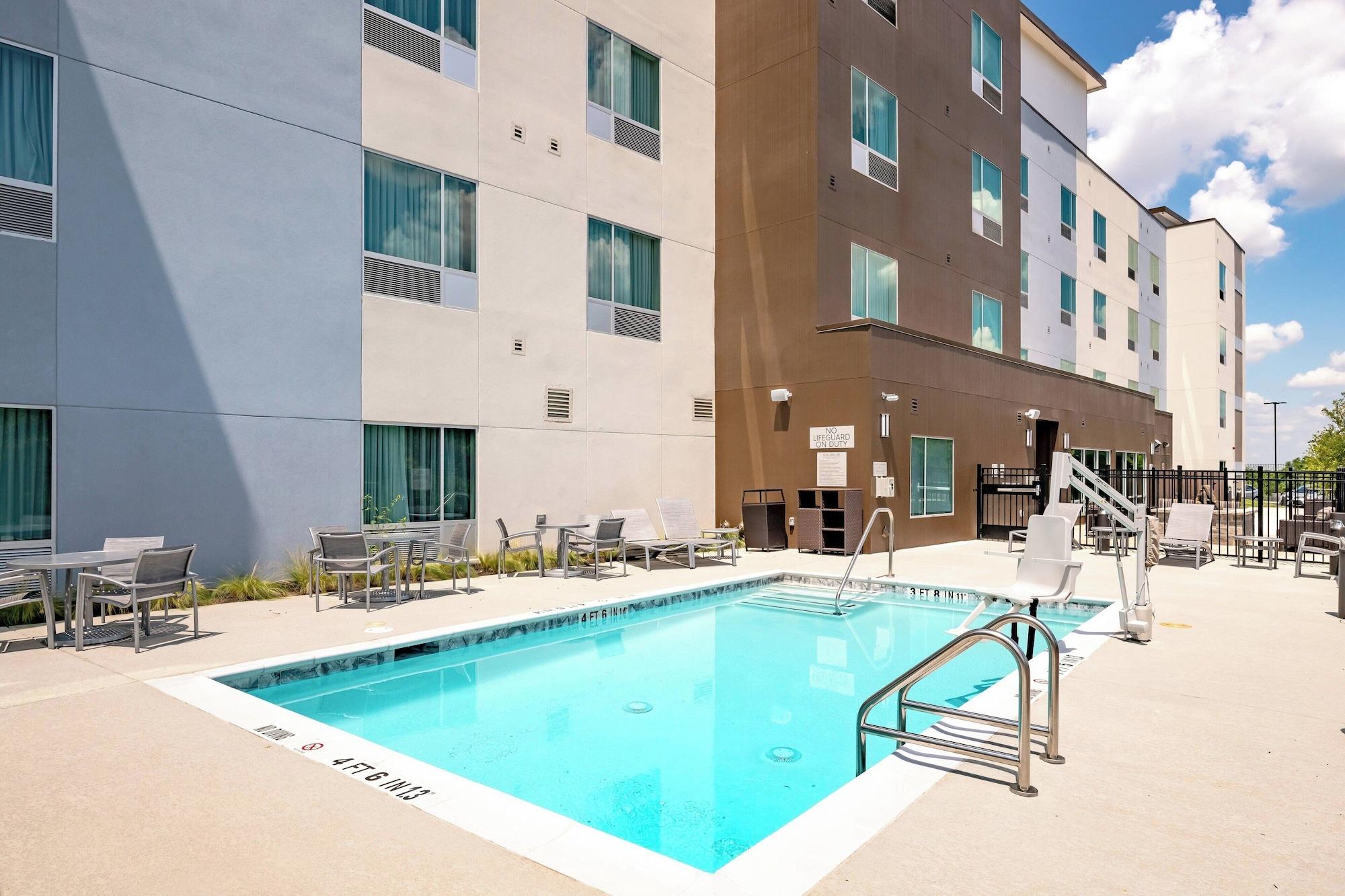 Vista da piscina TownePlace Suites by Marriott Austin South