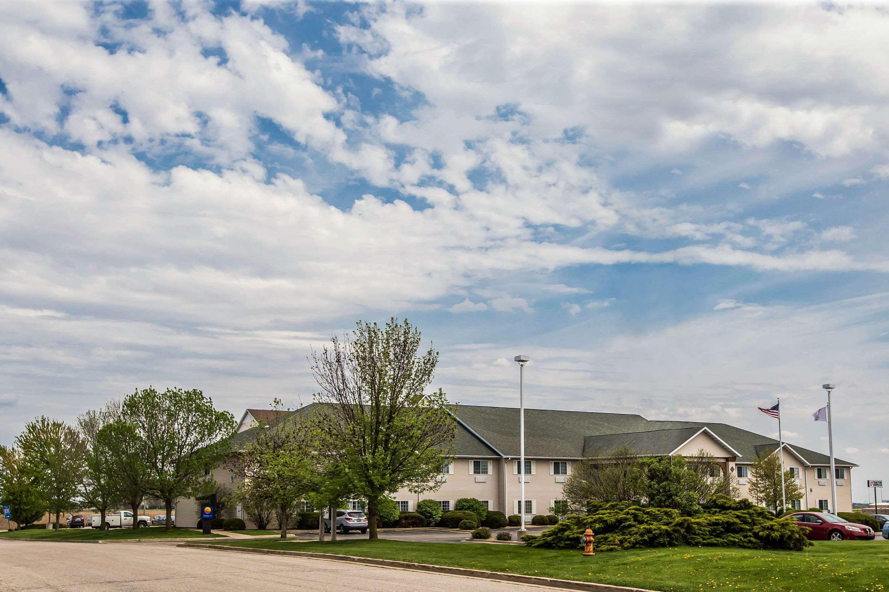 Vista Exterior Quality Inn & Suites Dixon near I-88