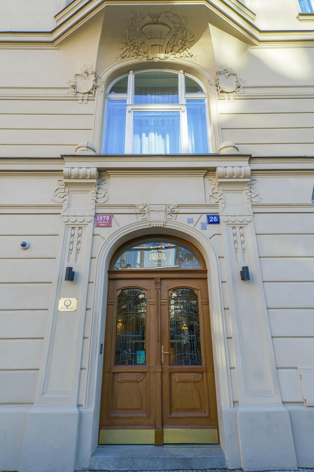 Vista Exterior Golden Crown