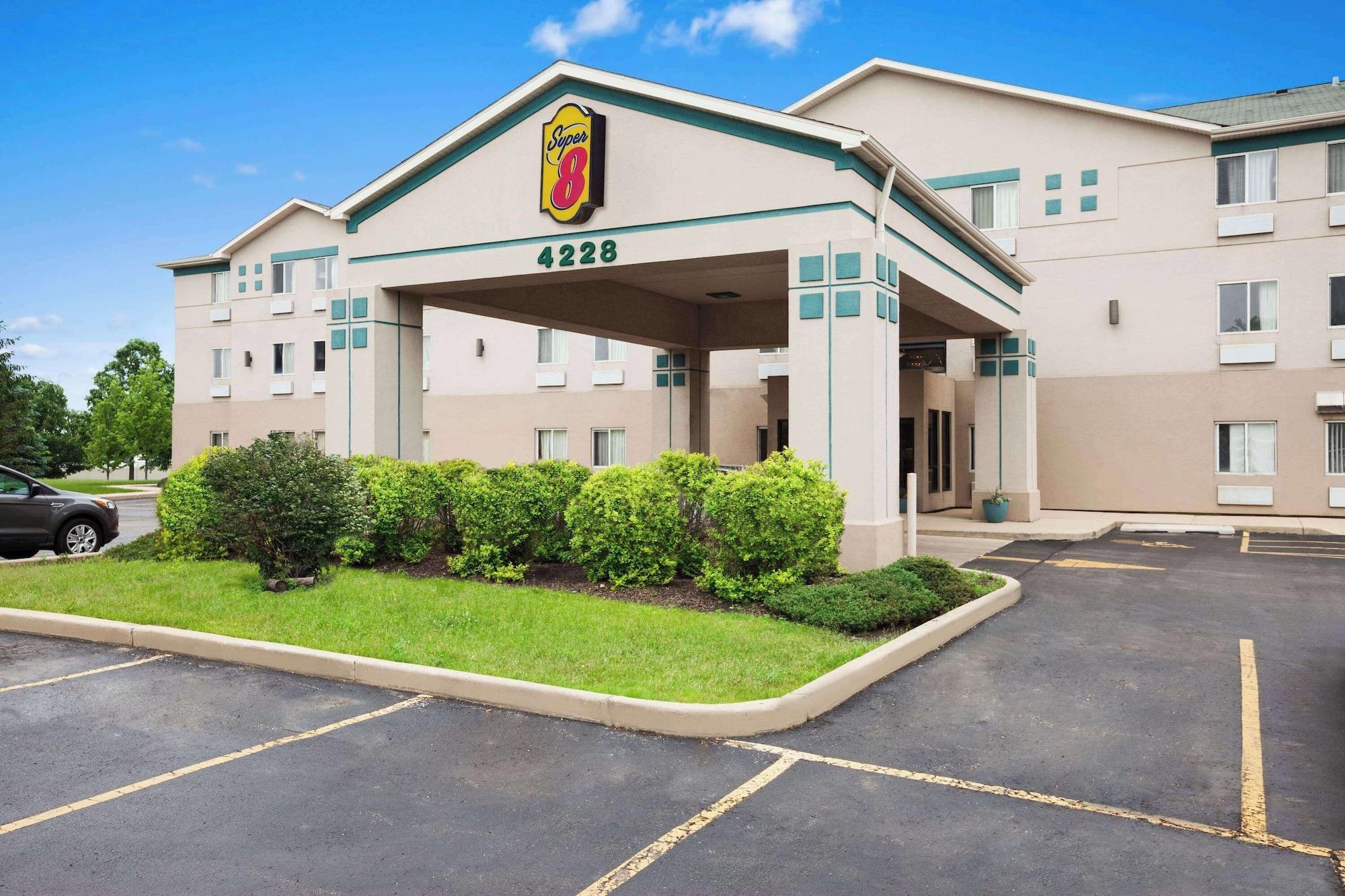 Varios Super 8 by Wyndham Aurora/Naperville Area