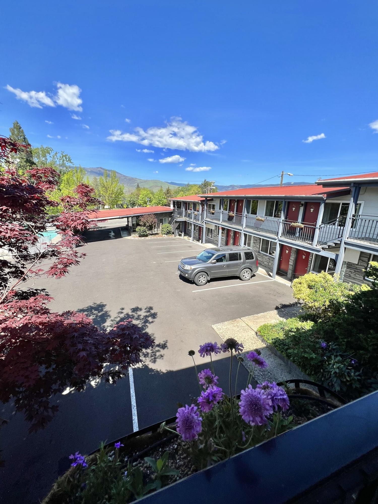 Vista Exterior Timbers INN and Suites