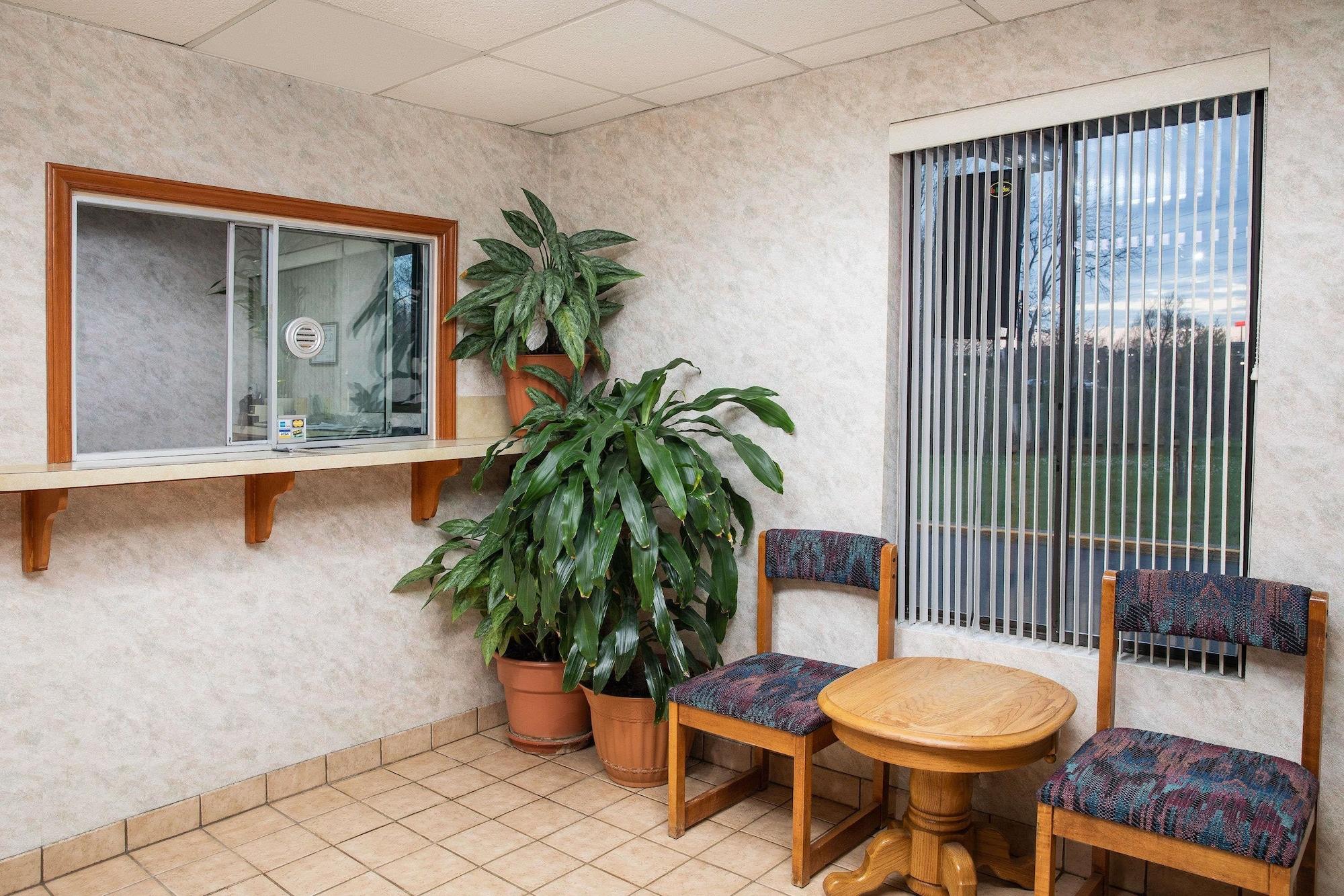 Vista Lobby Super 8 by Wyndham Burlington NC