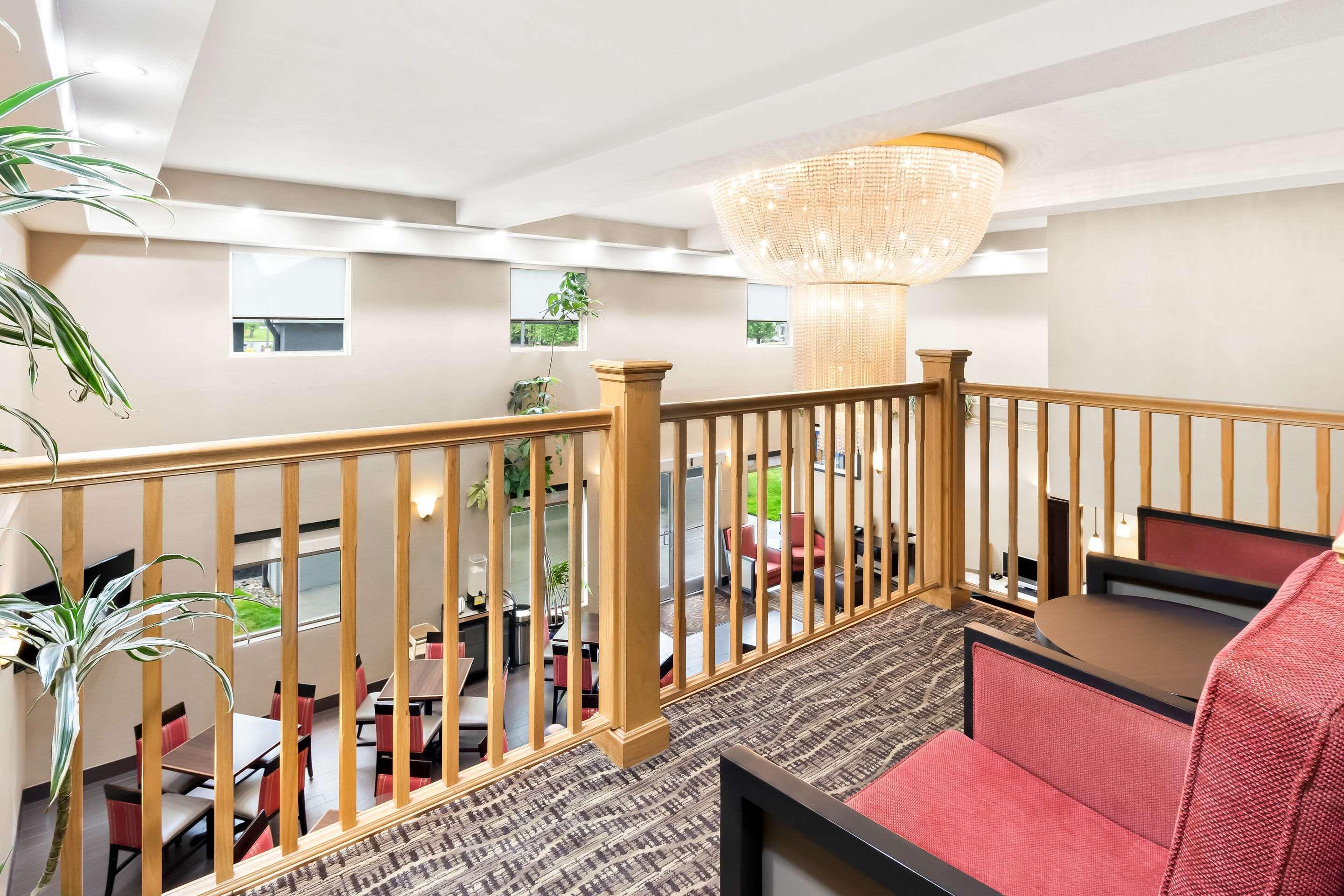 Vista Lobby Comfort Suites Portland Airport