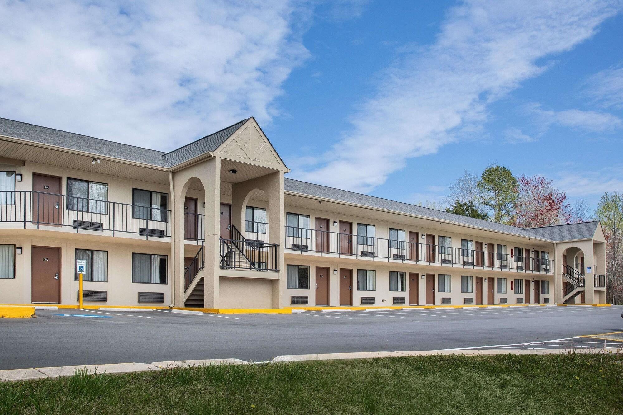 Varios Super 8 by Wyndham Burlington NC