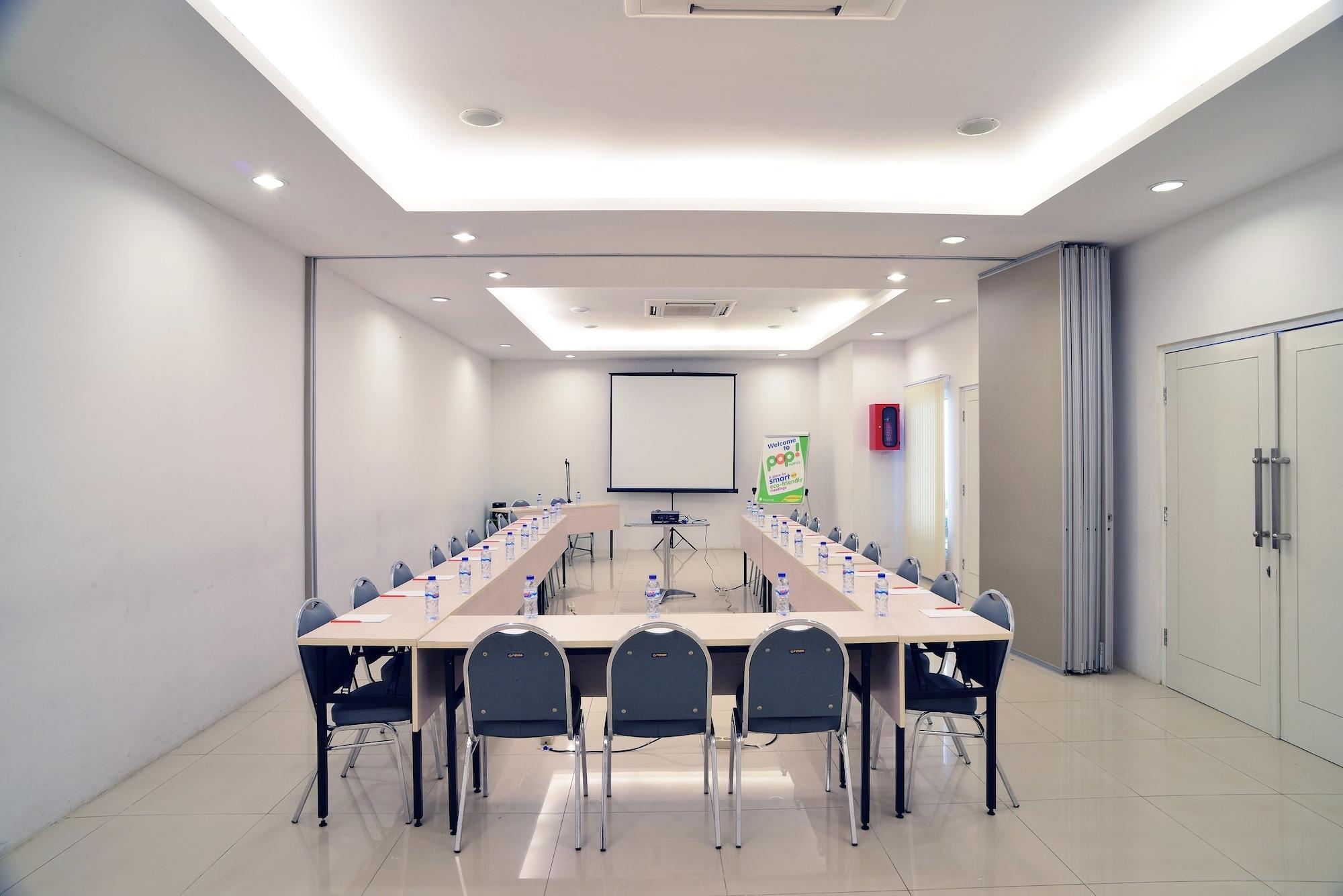 Sala de Reuniones POP! Hotel Tebet Jakarta