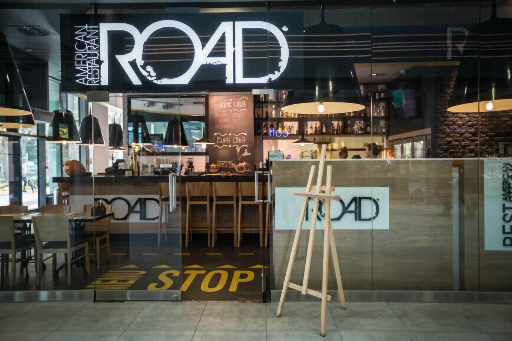 Restaurant Apartments in Sky Tower with Bathtub near the window