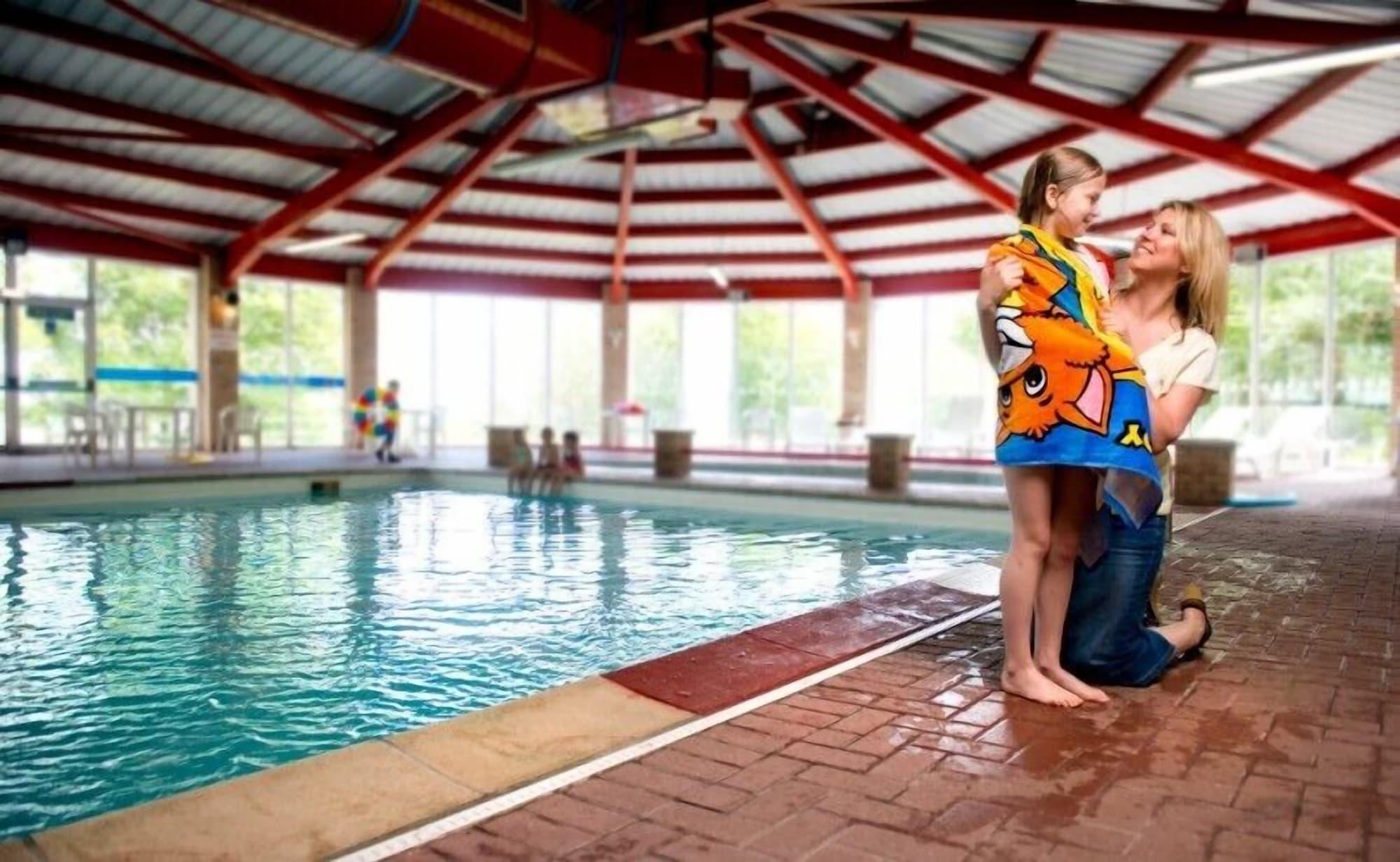 Vista Piscina Killigarth Manor Holiday Park