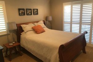 Alquiler Vacacional - Single level remodeled patio home with 3 bedrooms/2 bathrooms and a garage.