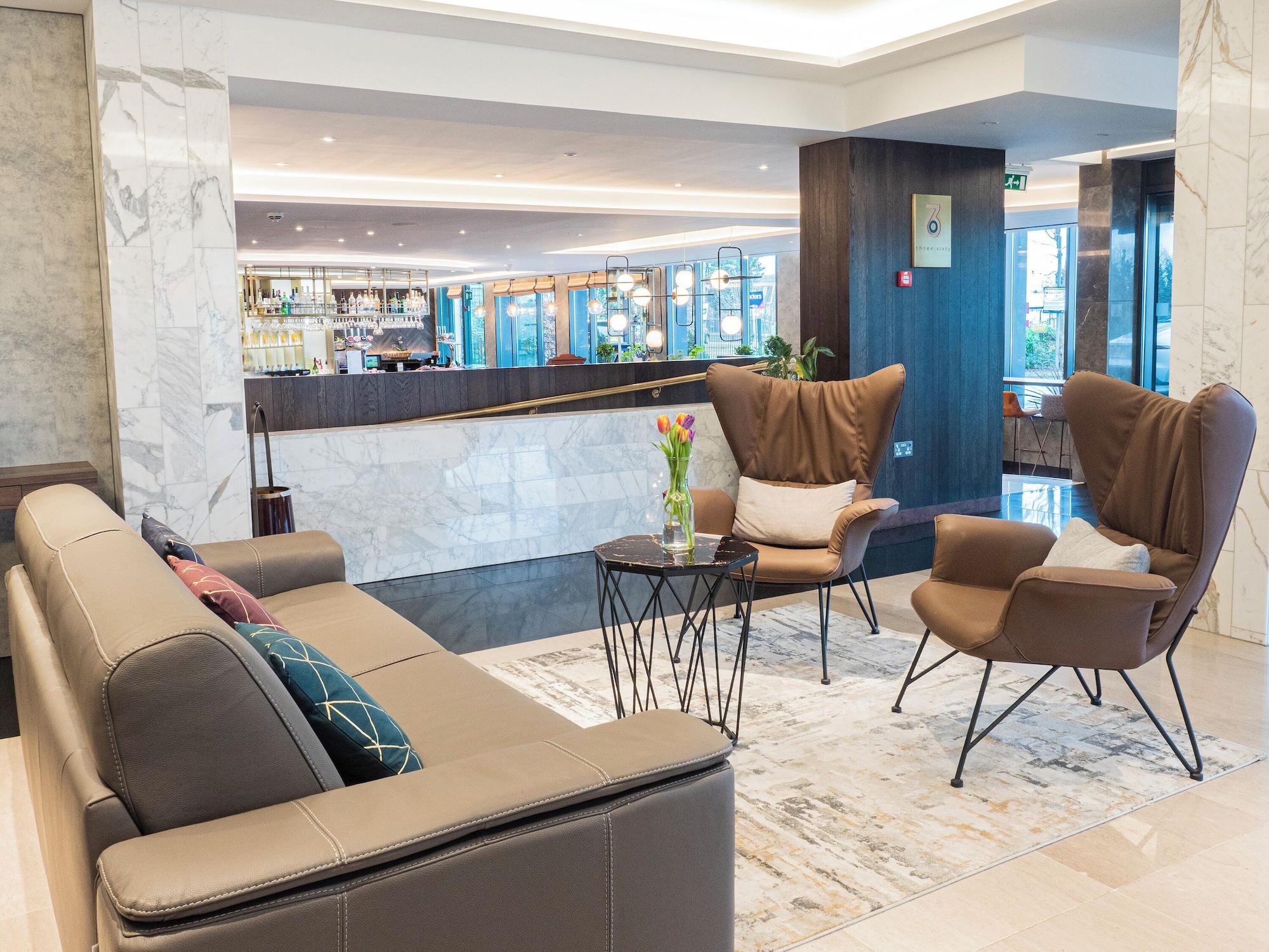 Vista Lobby Crowne Plaza London - Kingston by IHG