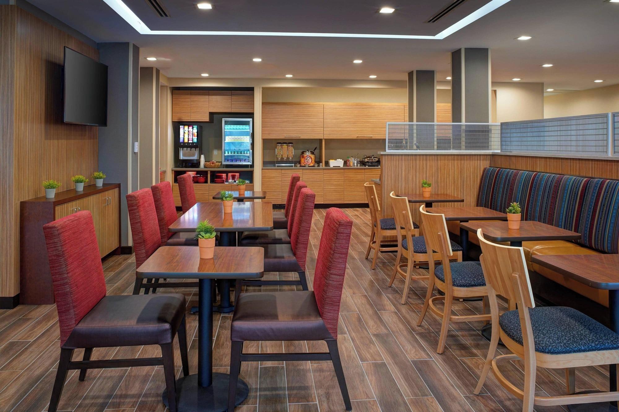 Restaurant TownePlace Suites by Marriott Grand Rapids Airport