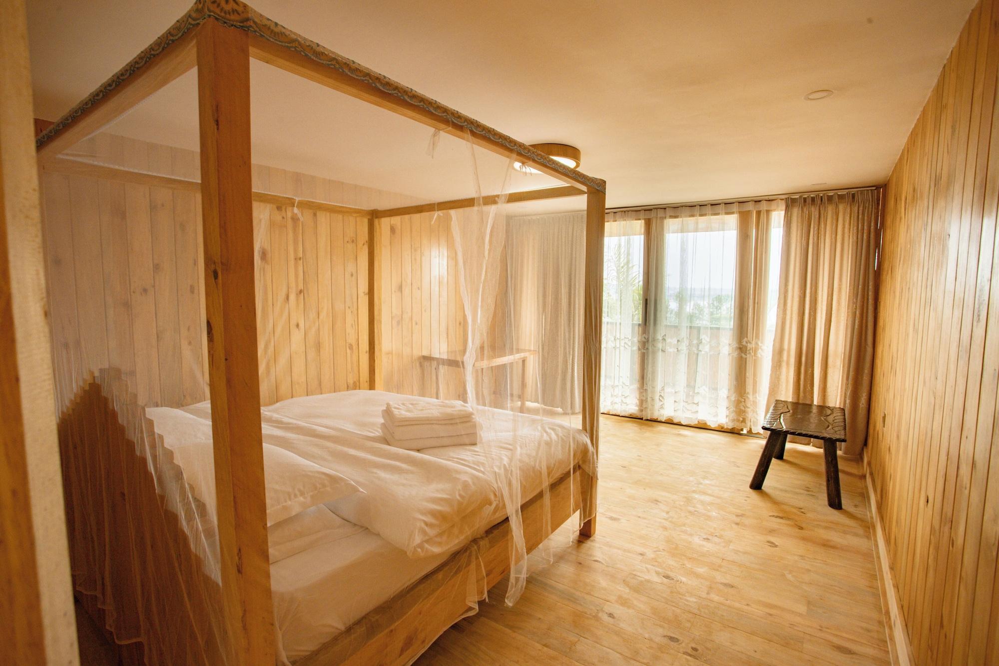 Varios Eagle View Farm & Lake Retreat