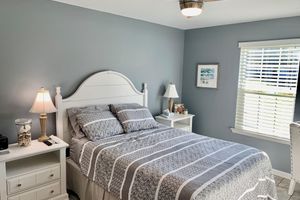 Alquiler Vacacional - Charming Quiet condo on the pond, 3 bed, 2 bath, ground floor, 4 miles to beach!