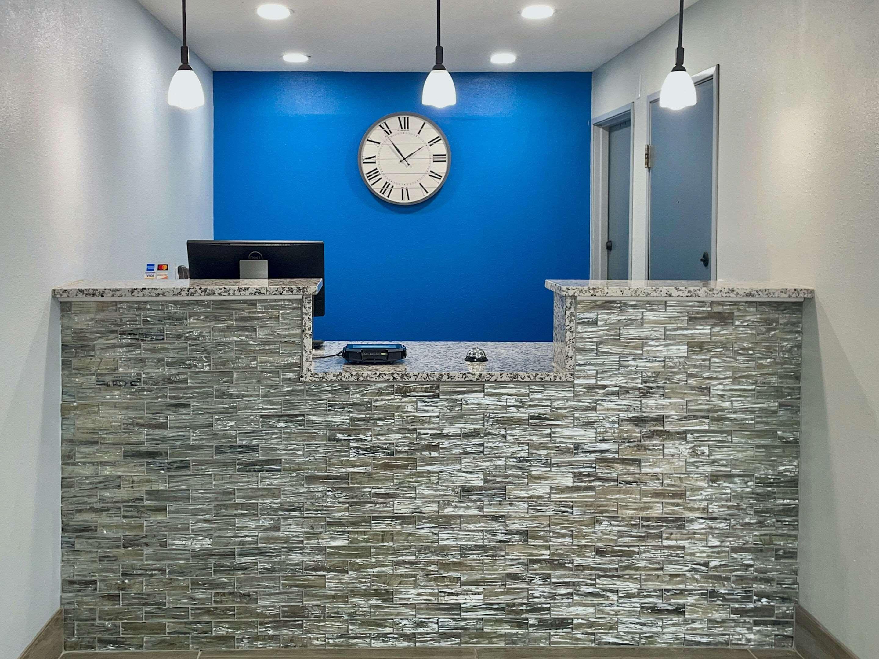 Vista Lobby Rodeway Inn near I-35 Lamoni