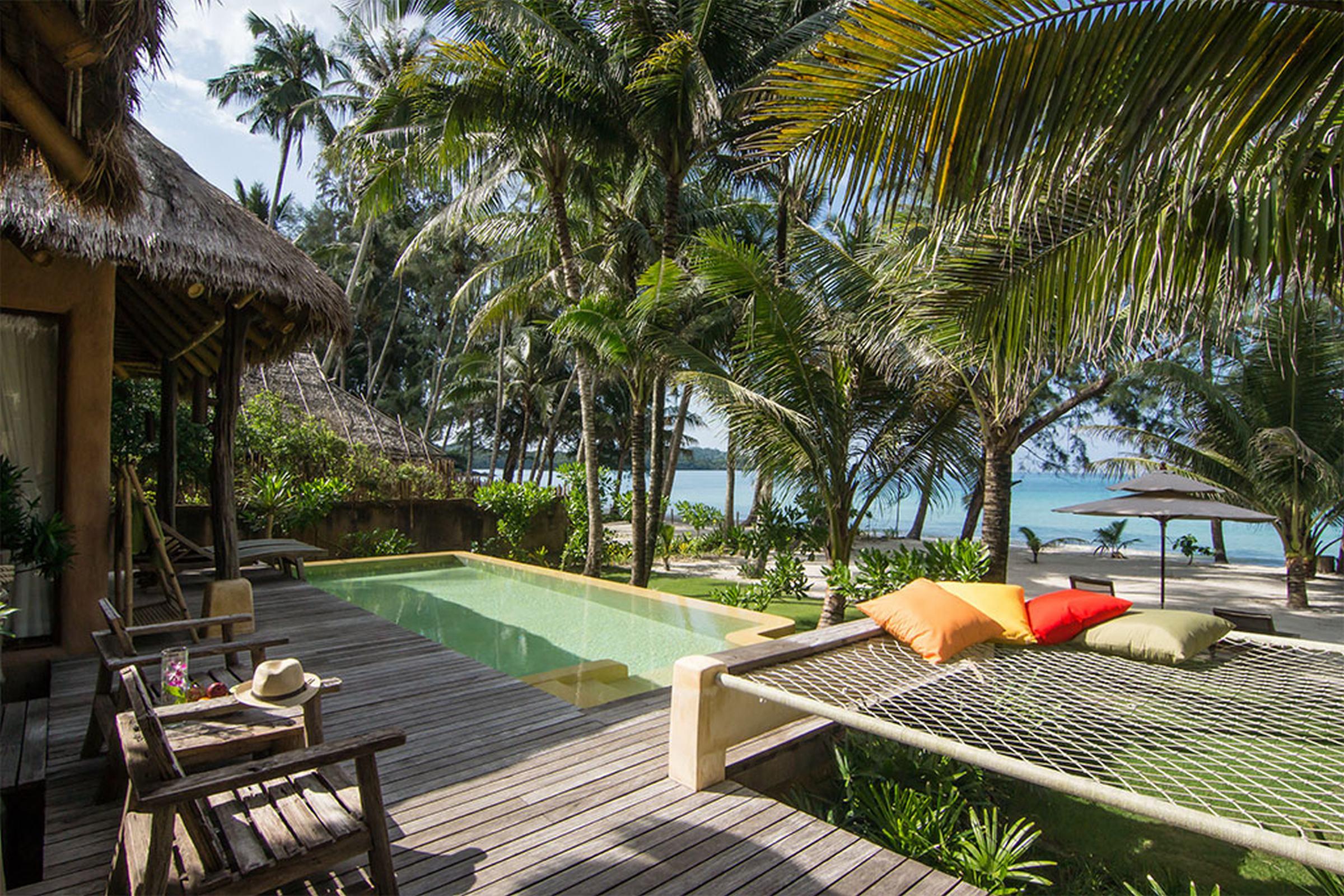 Vista Exterior High Season Pool Villa & Spa