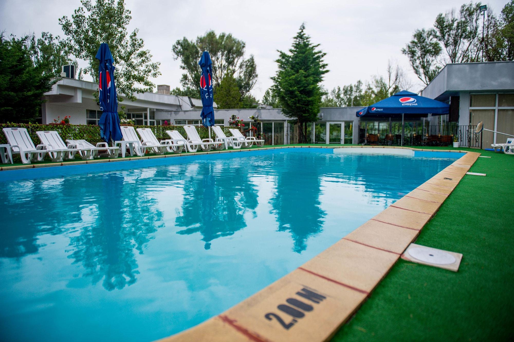 Vista Piscina Caraiman Mamaia
