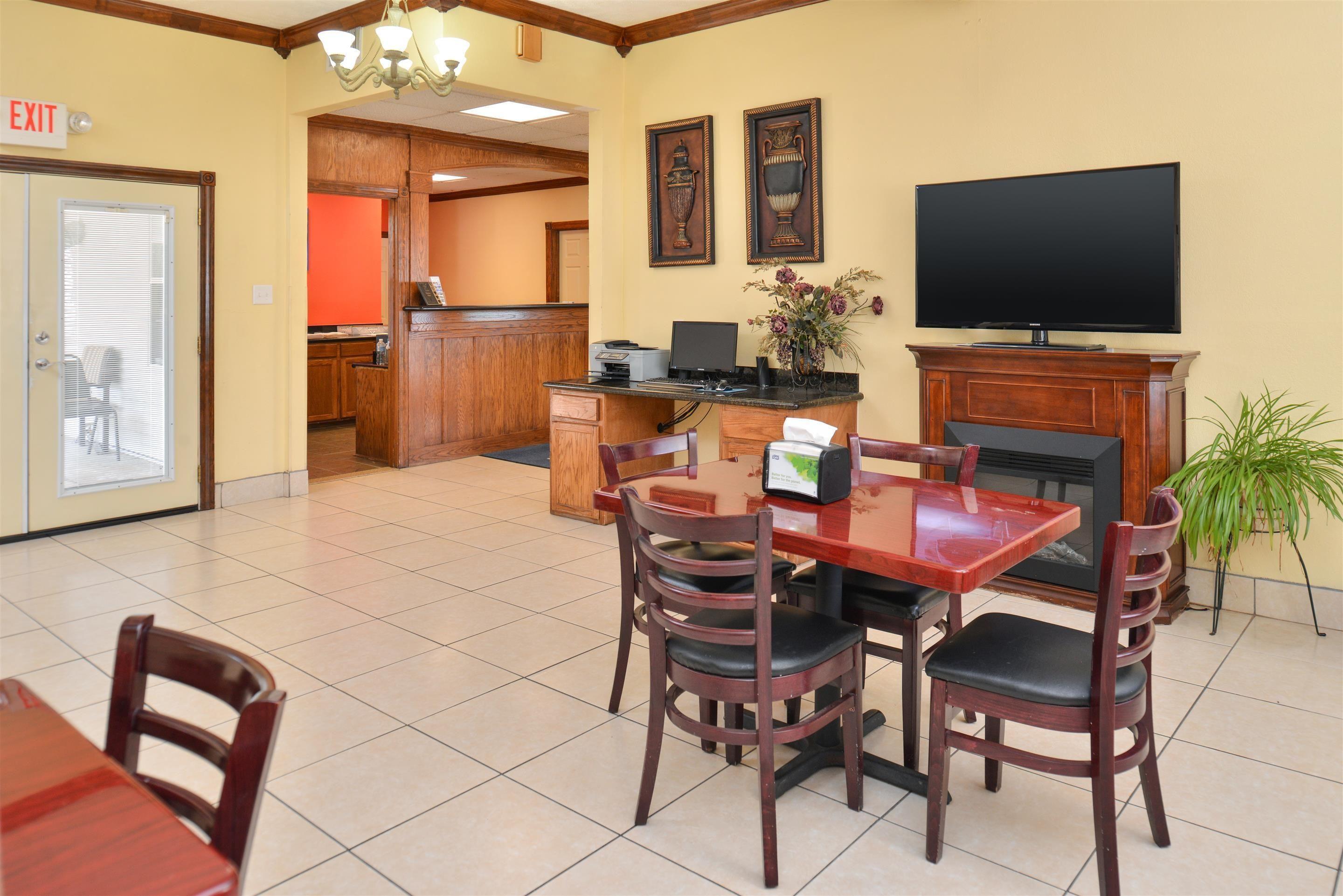 Vista Lobby Americas Best Value Inn Winnsboro, LA