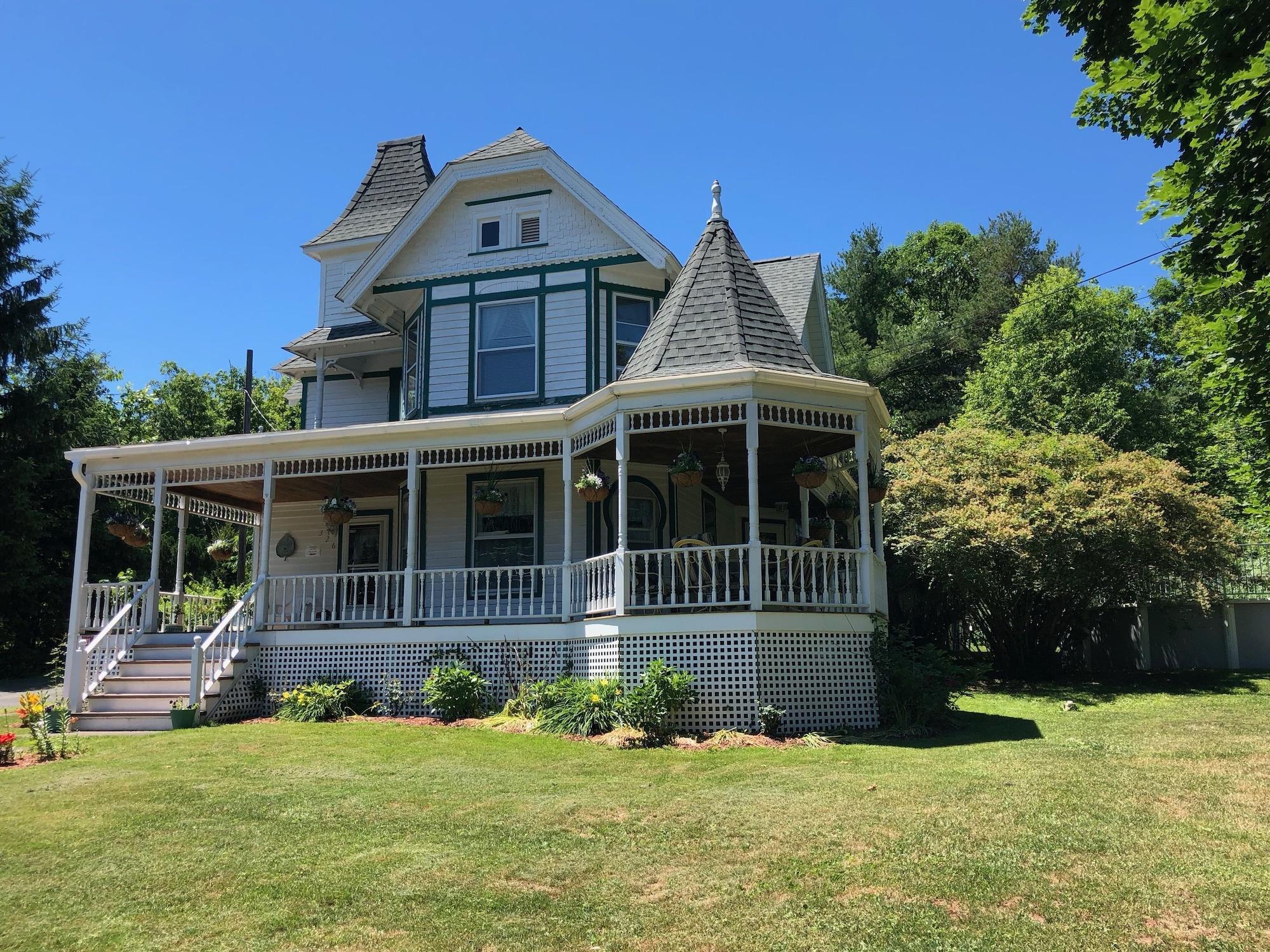 Vista Exterior Antique Rose Inn Windham