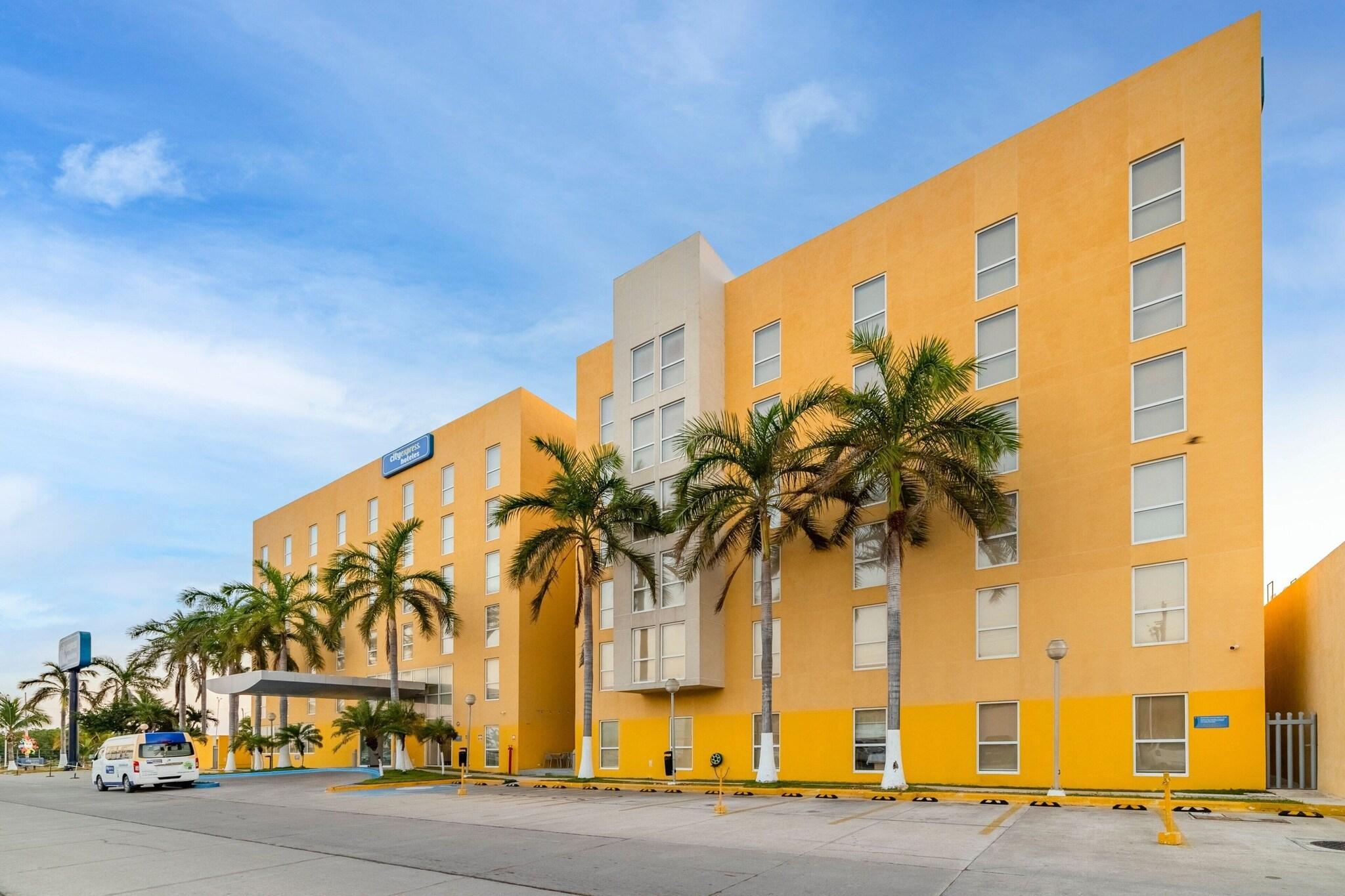 Vista Exterior City Express by Marriott Ciudad del Carmen