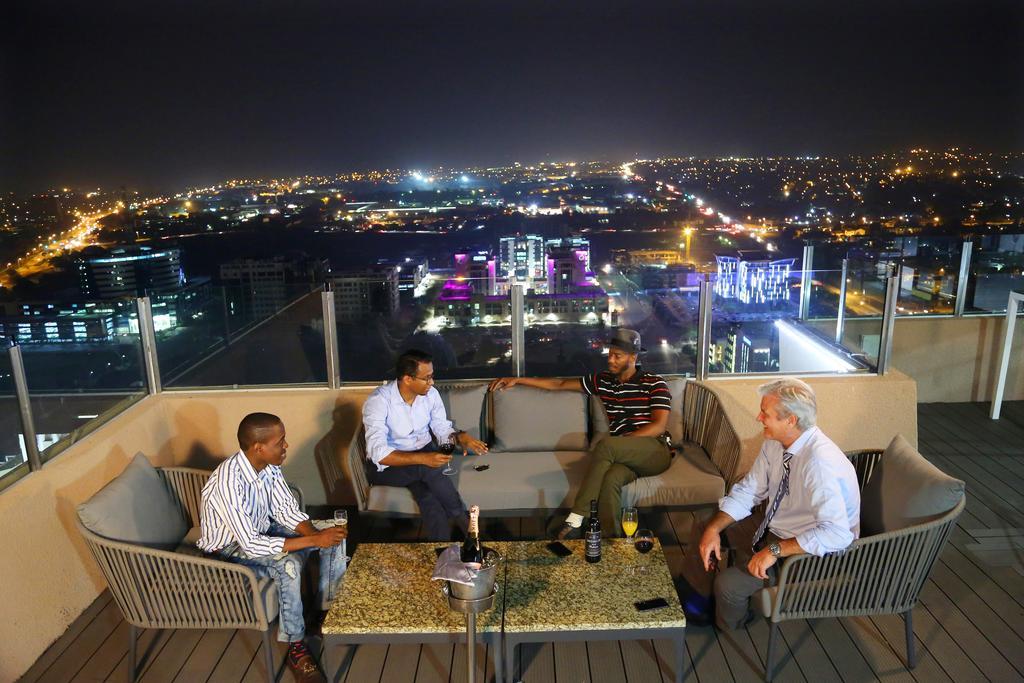 Bar/Salón Room 50 Two