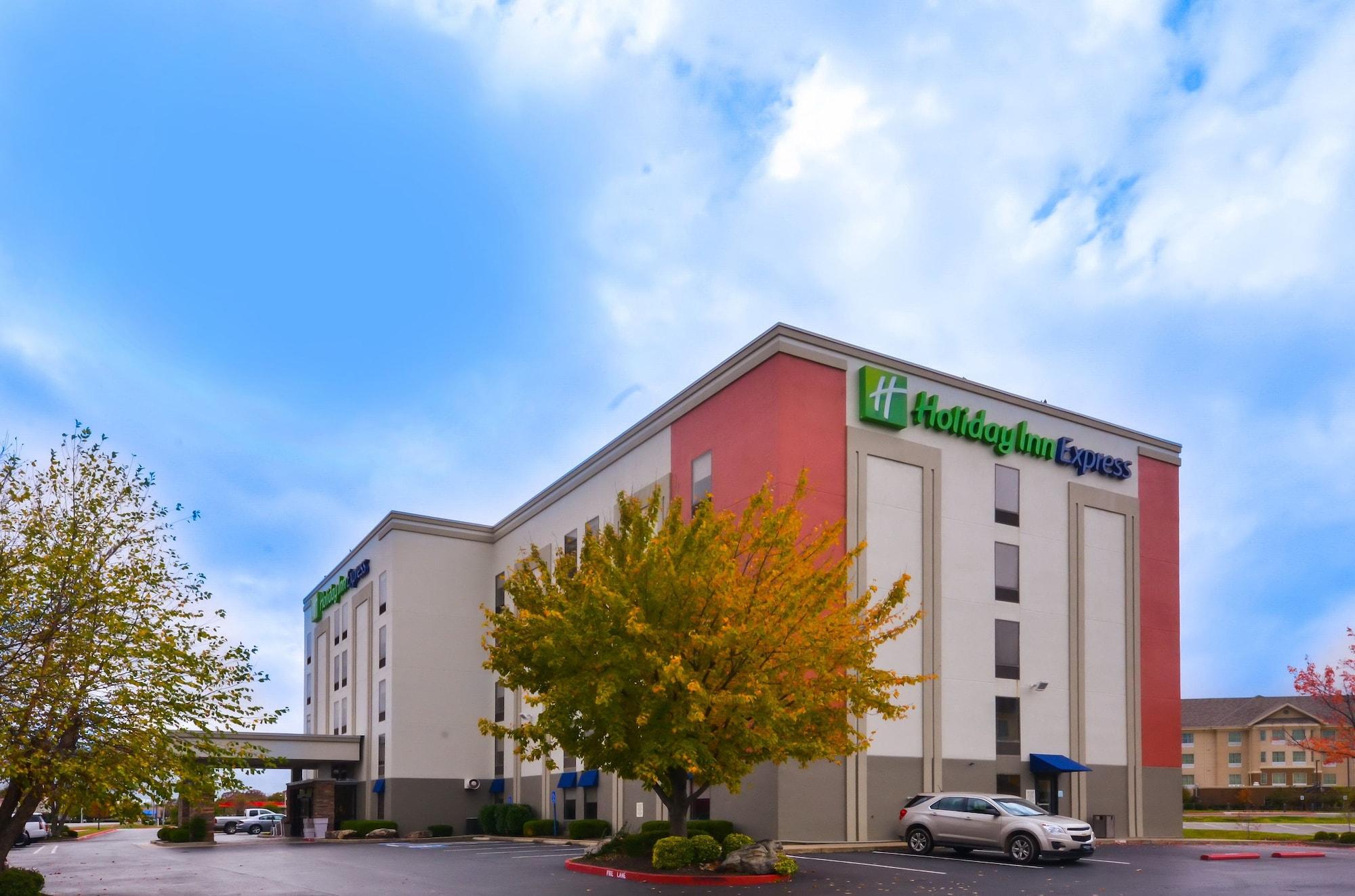 Vista Exterior Holiday Inn Express Fayetteville- Univ of AR Area by IHG