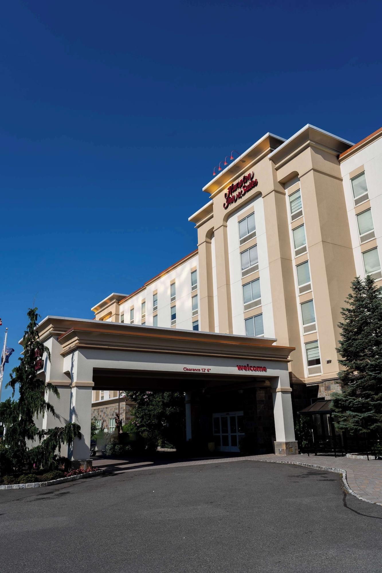 Vista Exterior Hampton Inn & Suites Staten Island