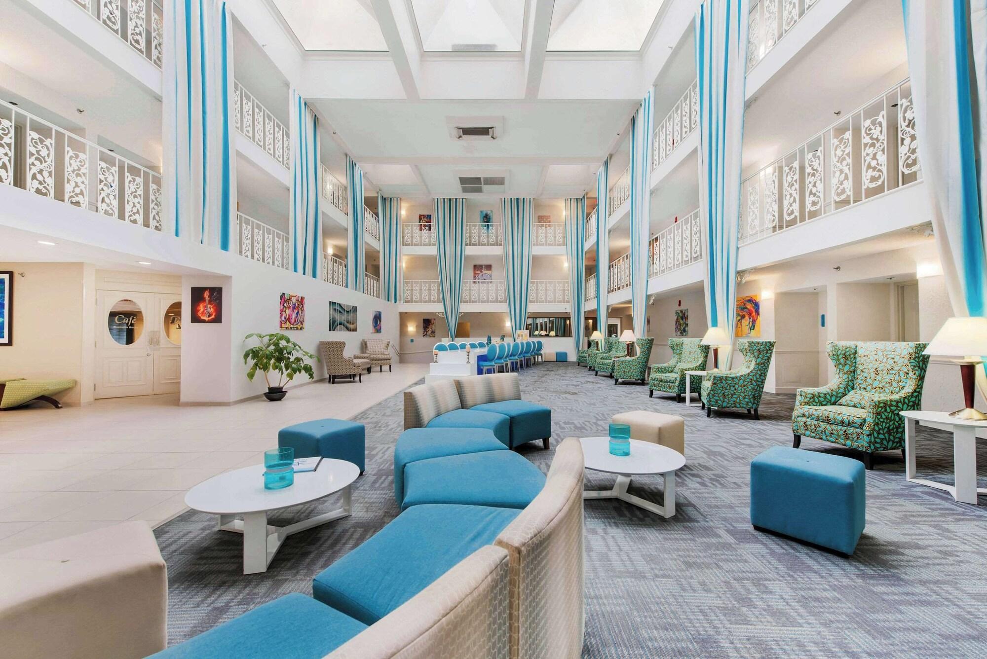 Vista Lobby The Blu Hotel Blue Ash Cincinnati, an Ascend Collection Hotel