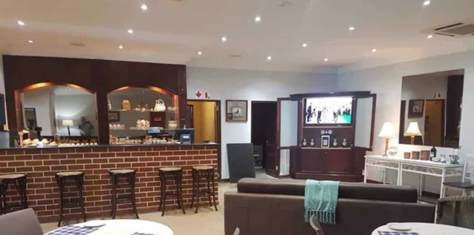 Bar/Salón Traders Hotel & Restaurant