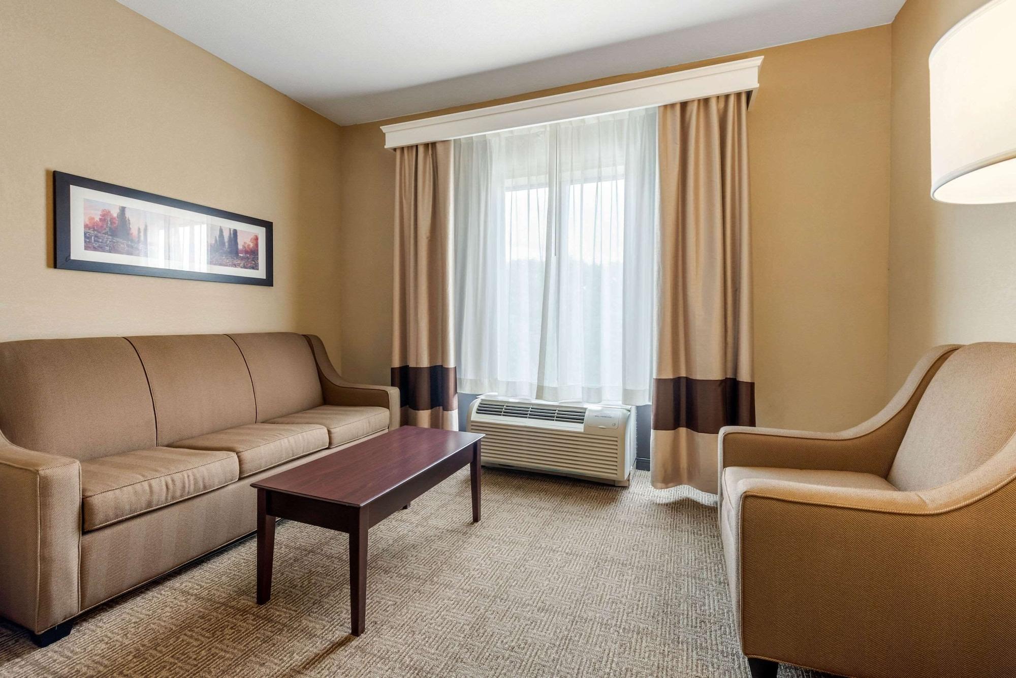 Habitación Comfort Suites near Route 66