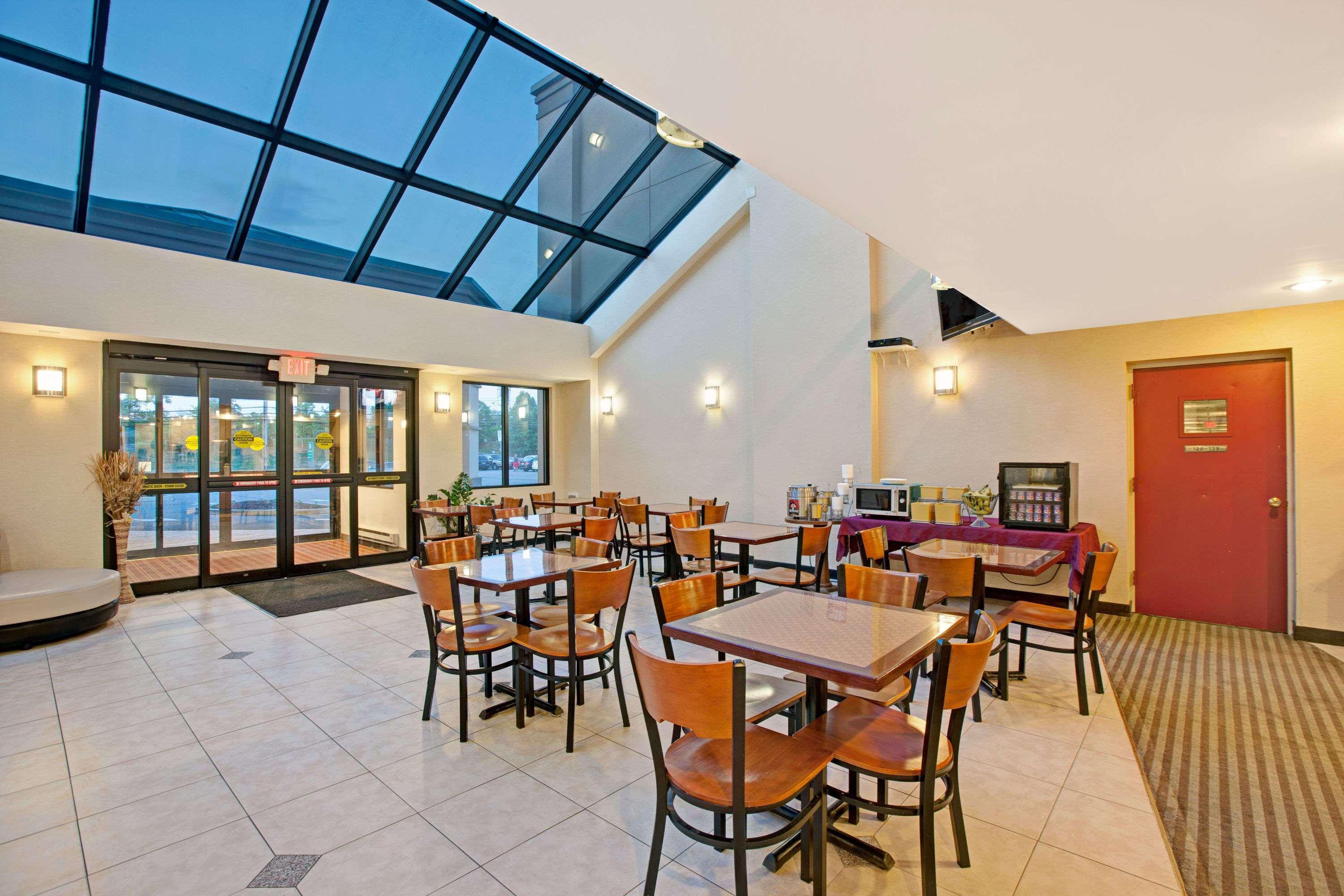 Restaurant Days Inn by Wyndham Parsippany