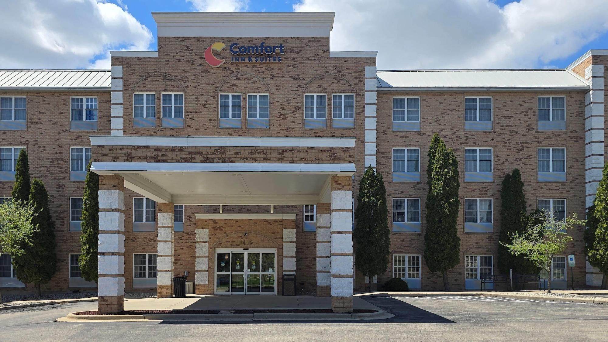 Vista Exterior Comfort Inn & Suites Grafton - Cedarburg