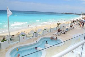 Mejores Hoteles Cerca de Playa Delfines con Actividades para Niños