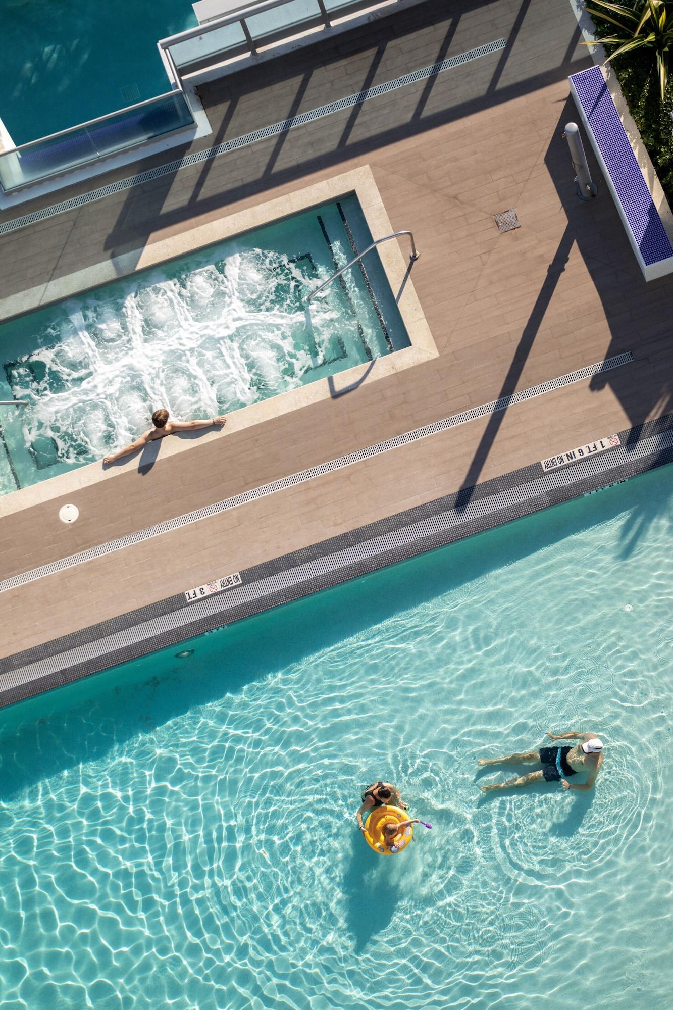 Vista Piscina Dharma Home Suites Miami at Monte Carlo