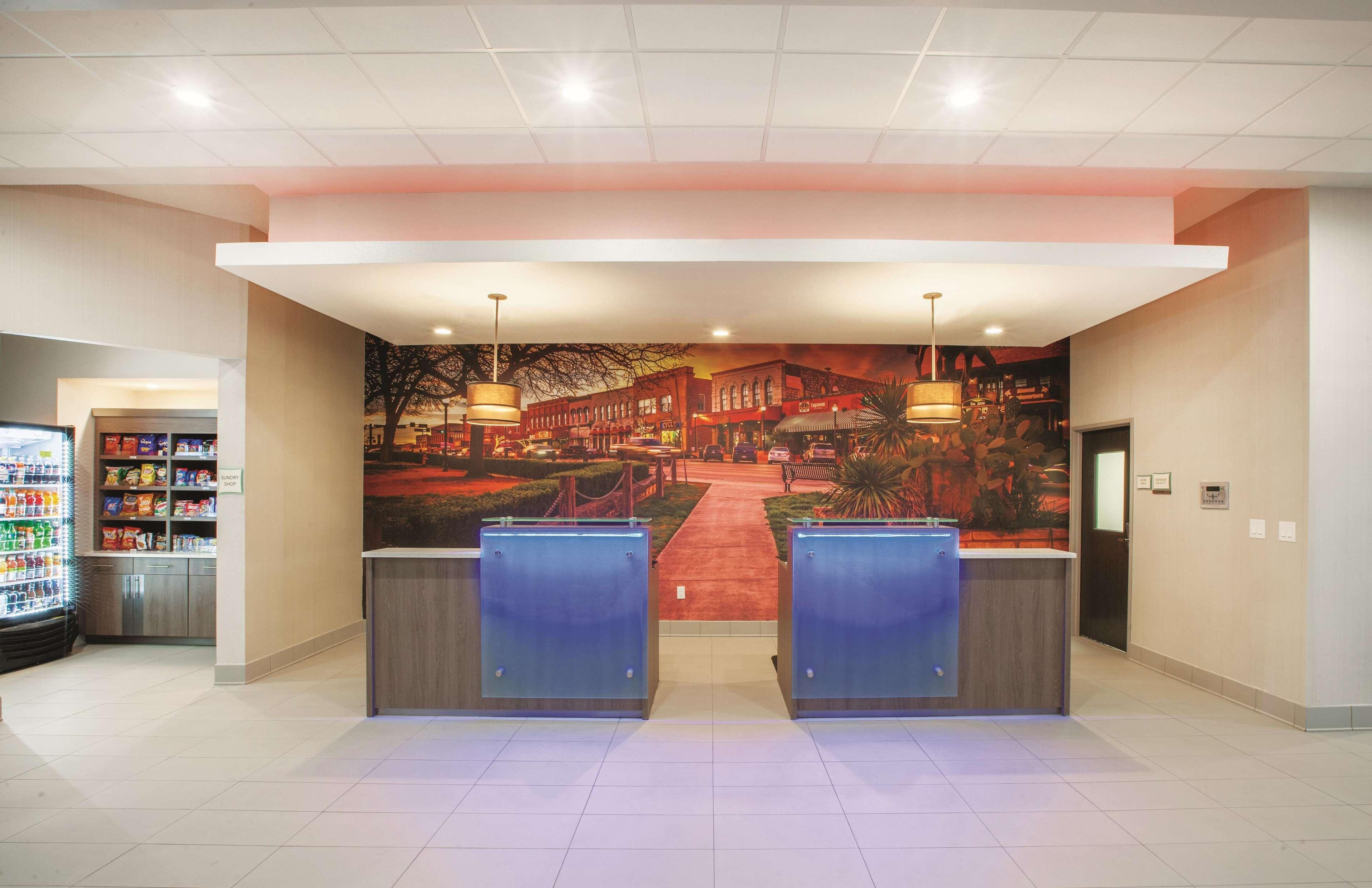 Vista Lobby La Quinta Inn & Suites by Wyndham San Marcos Outlet Mall