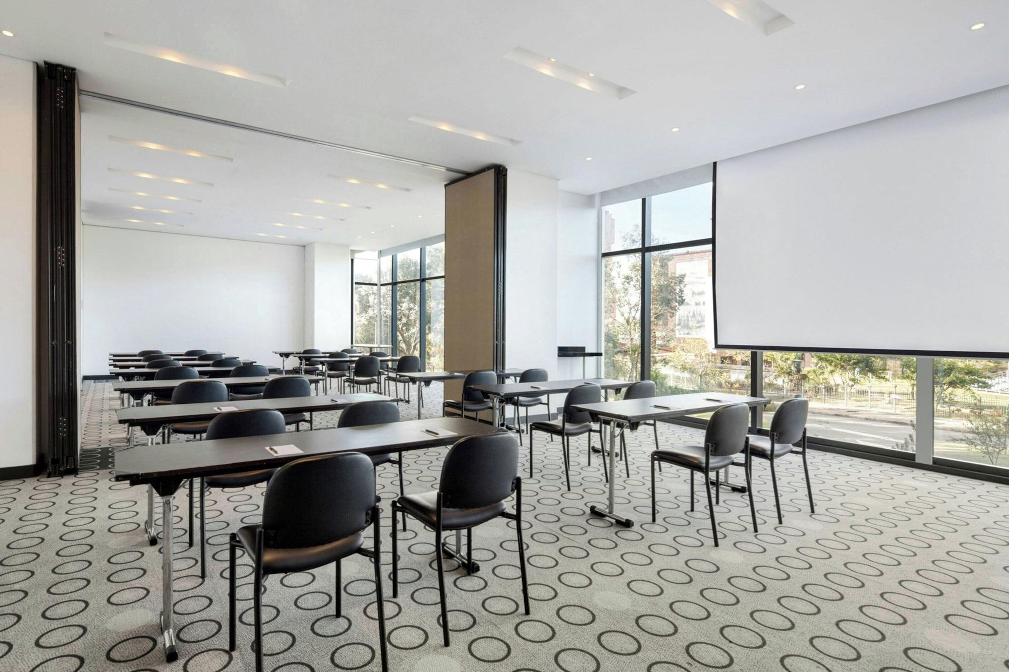 Sala de Reuniones Fairfield by Marriott Bogota Embajada