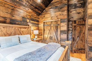 Alquiler Vacacional - Modern Barn with Hot Tub, Game Room & Sleeps 14