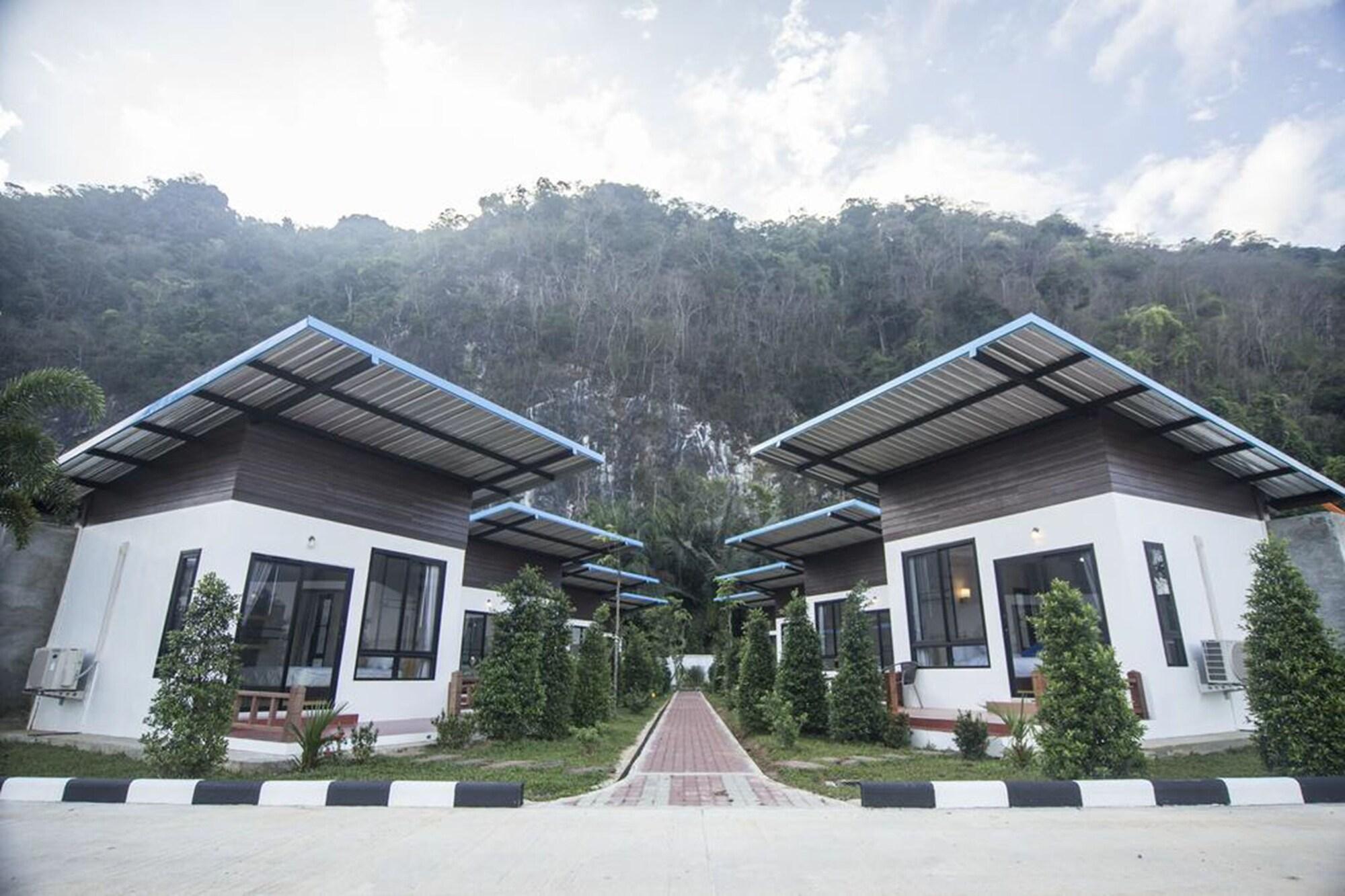 Varios Phuphayot Resort