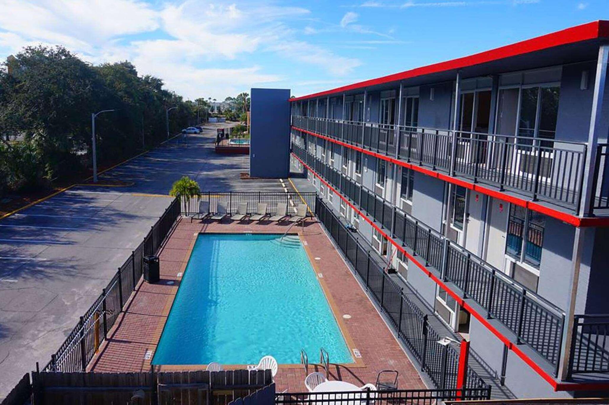 Vista da fachada Travelodge by Wyndham Orlando / Heart of International Drive