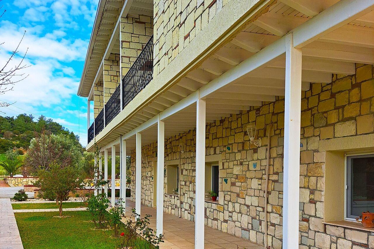 Varios Otel Naturla Göl Evi