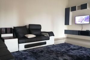 Alquiler Vacacional - Lovely and spacious 3 bedroomed flat with various with social amenities nearby..