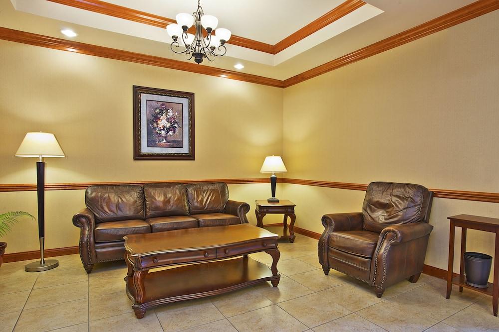 Vista Lobby Holiday Inn Express Hotel & Suites Goshen by IHG