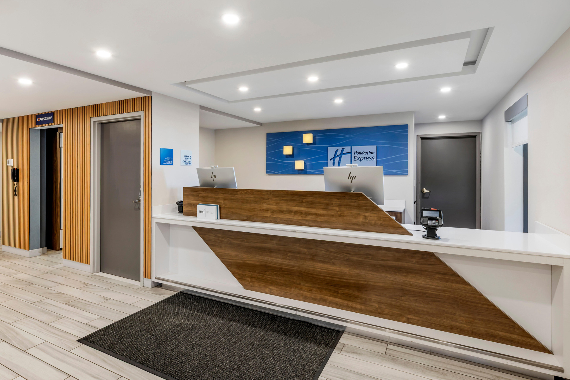 Vista Lobby Holiday Inn Express Chicago-Downers Grove by IHG