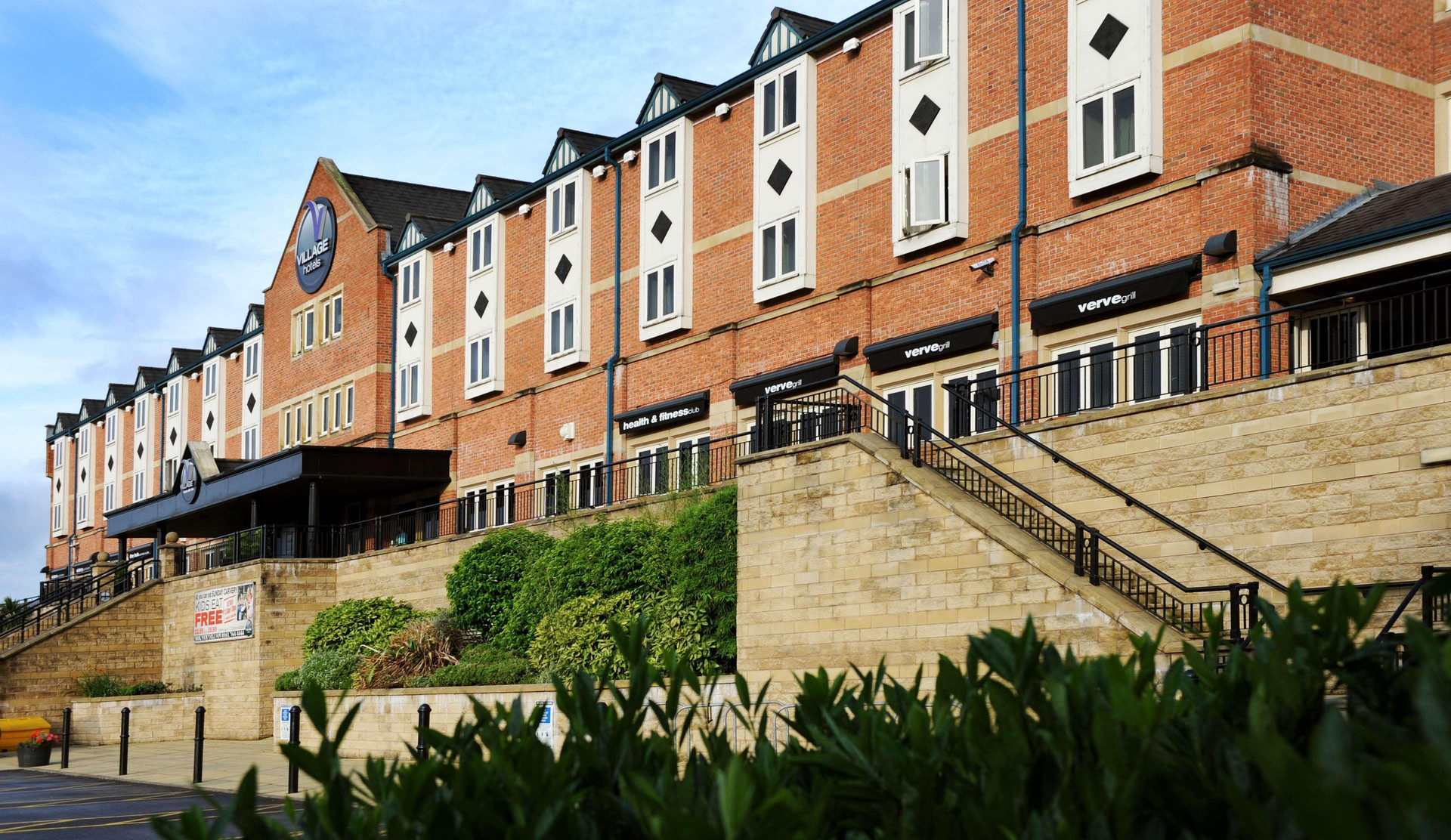 Vista Exterior Village Hotel Manchester Bury
