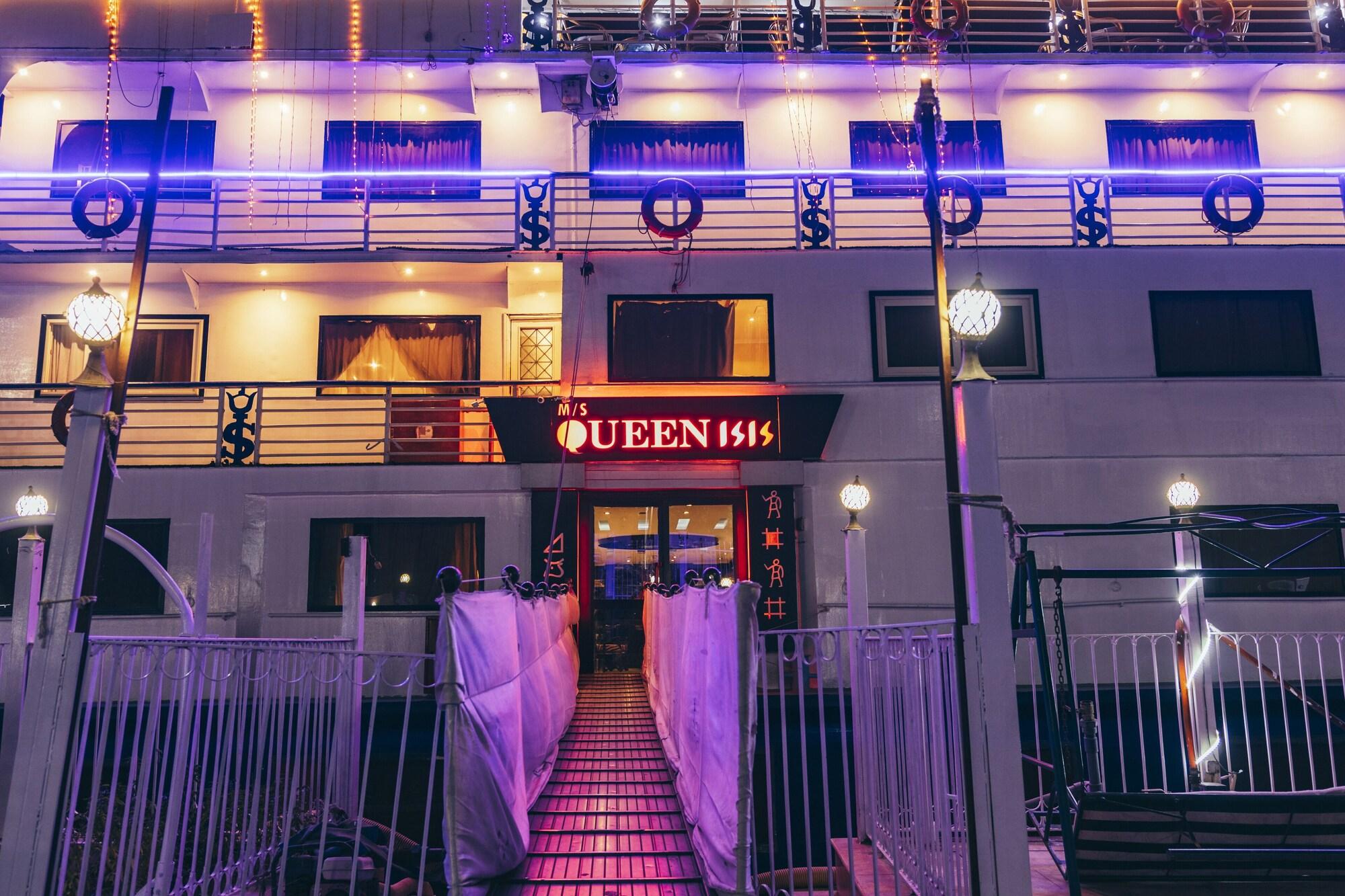 Vista Exterior Queen isis floating hotel in minya