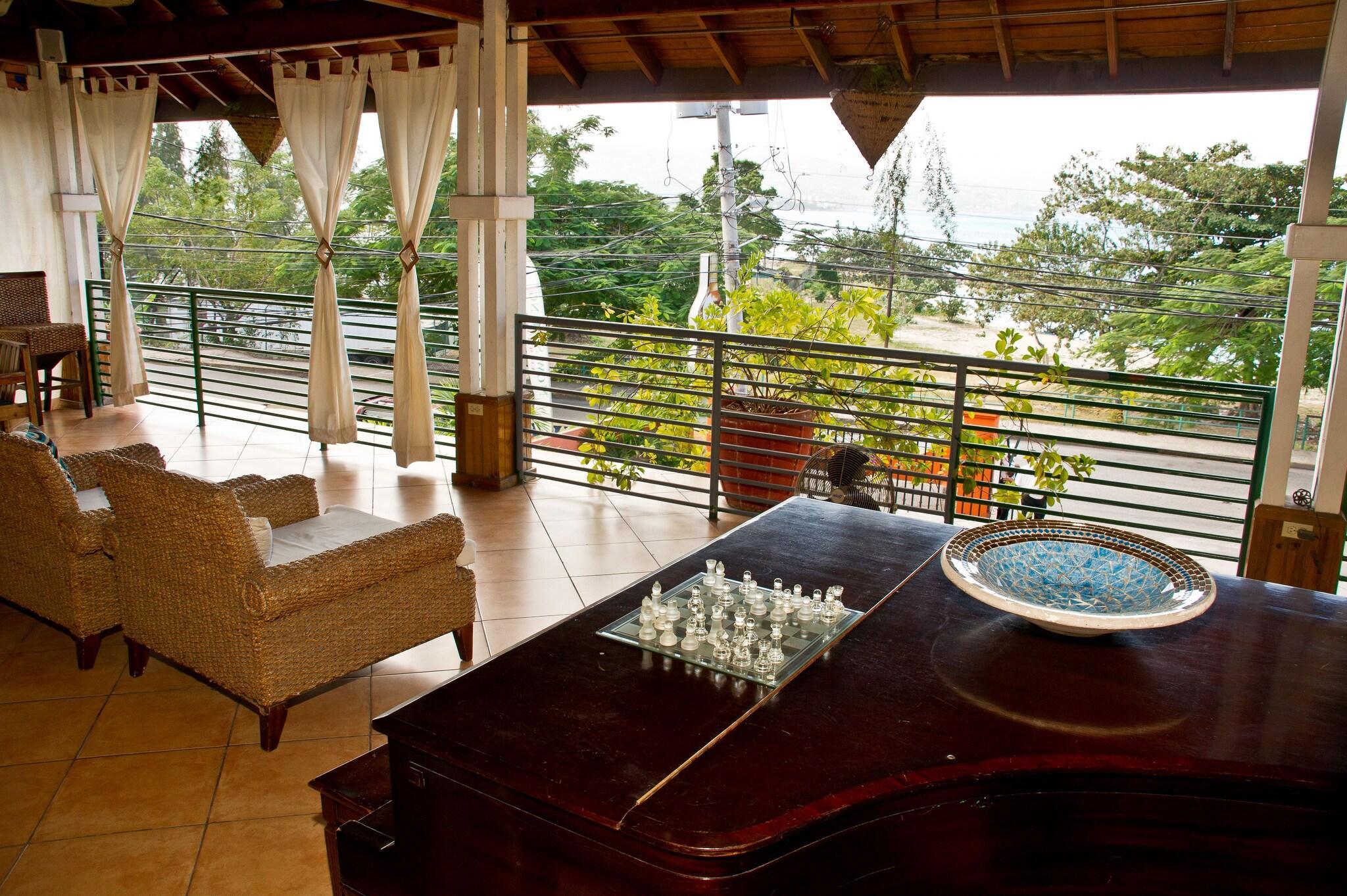 Vista Lobby Altamont West Hotel