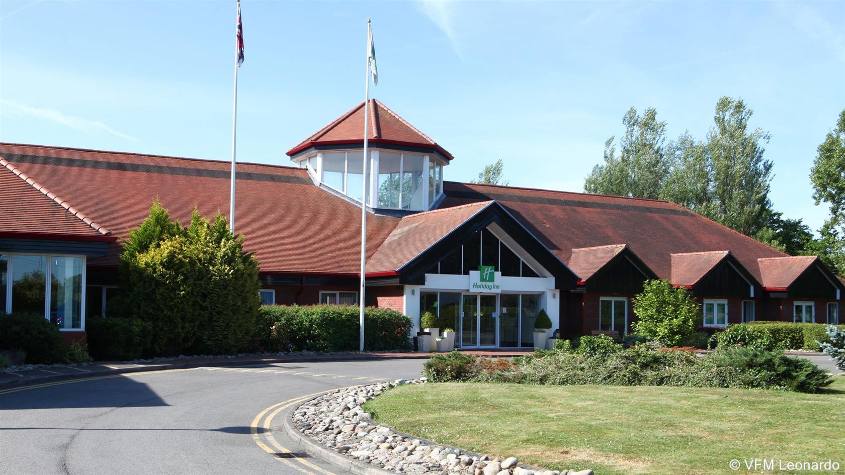 Vista Exterior Holiday Inn Aylesbury by IHG